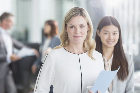 Porträt lächelnde Geschäftsfrauen im Büro - CAIF12079