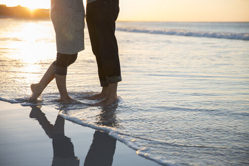 Beine eines jungen Paares am Strand stehend - CAIF12137