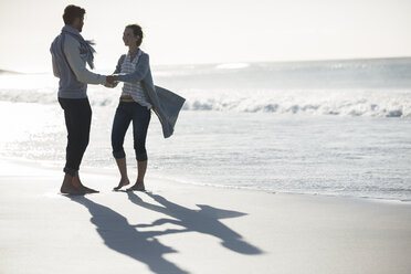 Junges Paar hält Hände am Strand - CAIF12139