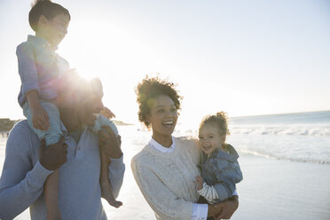 Glückliche Familie mit Spaß am Strand - CAIF12149