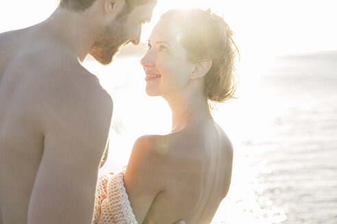 Porträt eines lächelnden jungen Paares im Sonnenlicht - CAIF12158