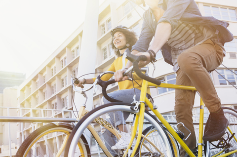 Freunde fahren mit dem Fahrrad in der Stadt, lizenzfreies Stockfoto