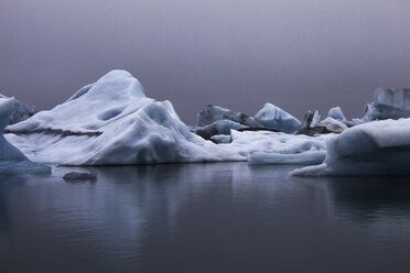 Blaue Eisberge in ruhigem Wasser, Jokulsarlon, Island - CAIF12239