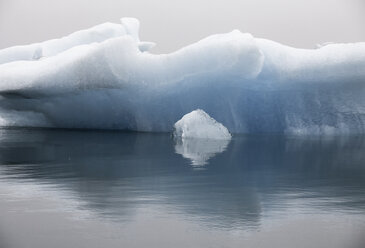 Blaue Eisbergformation in ruhigem Wasser, Jokulsarlon, Island - CAIF12240