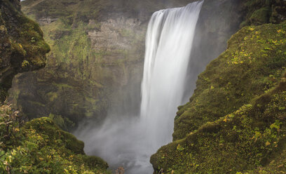 Wasserfall umgeben von moosbewachsenen Felsen, Trolls View, Skogarfoss, Island - CAIF12241