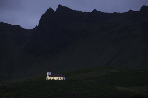 Beleuchtete Kirche unterhalb der Klippen, Vik, Island - CAIF12246