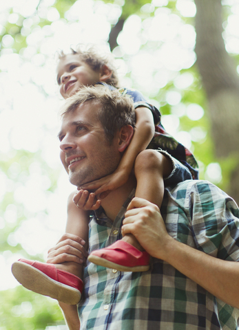 Vater trägt Sohn auf den Schultern, lizenzfreies Stockfoto