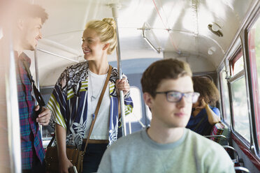 Freunde unterhalten sich im Bus - CAIF12331