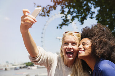 Freunde machen ein Selfie mit dem London Eye im Hintergrund, London, Vereinigtes Königreich - CAIF12332