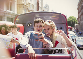 Paar macht Selfie im Doppeldeckerbus, London, Vereinigtes Königreich - CAIF12339