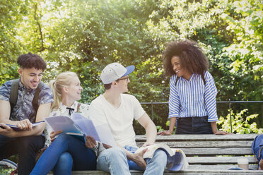 College-Studenten beim Lernen auf einer Parkbank - CAIF12341