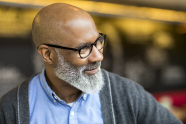 Porträt eines Mannes mit Glatze und grauem Bart, der eine Brille trägt - FMKF04904