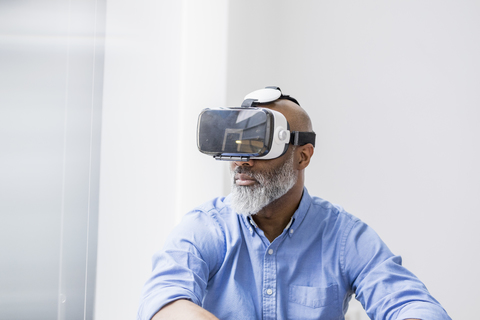 Geschäftsmann mit Virtual-Reality-Brille, lizenzfreies Stockfoto