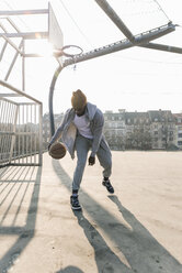 Basketballspieler in Aktion auf dem Spielfeld - UUF13002