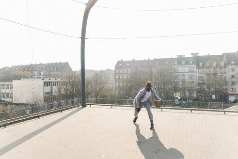 Basketballspieler in Aktion auf dem Spielfeld - UUF13003