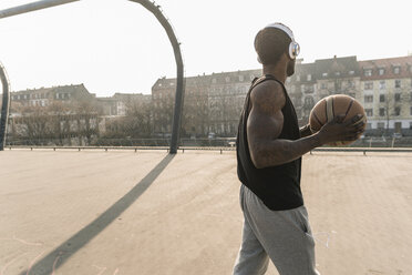 Basketballspieler mit Kopfhörern auf dem Spielfeld - UUF13011