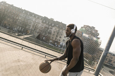 Basketballspieler mit Kopfhörern in Aktion auf dem Spielfeld - UUF13012