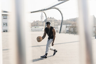 Basketballspieler mit Kopfhörern in Aktion auf dem Spielfeld - UUF13013