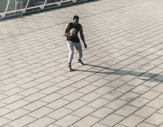 Lachender Basketballspieler in Aktion auf einem Platz - UUF13022