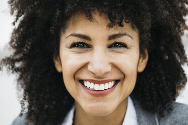 Porträt einer glücklichen Frau mit lockigem Haar - JRFF01618