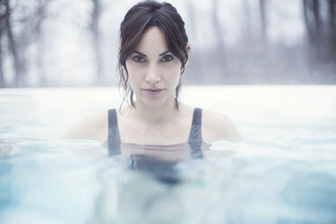 Porträt einer Frau im Pool - CAVF05745