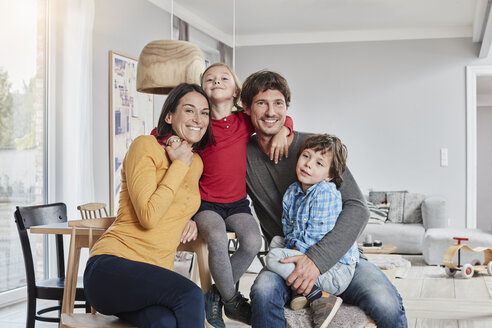 Porträt einer glücklichen Familie mit zwei Kindern zu Hause - RORF01186