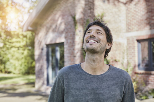 Porträt eines glücklichen Mannes vor seinem Haus - RORF01190