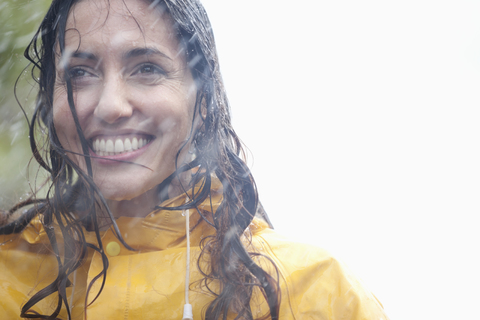 Lächelnde Frau im Regen, lizenzfreies Stockfoto