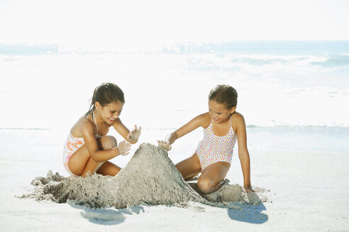 Mädchen bauen Sandburgen am Strand - CAIF12454