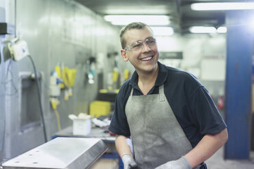 Lächelnder Arbeiter in einer Stahlfabrik - CAIF12487