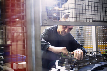 Arbeiter bei der Reparatur von Maschinen in einem Stahlwerk - CAIF12577