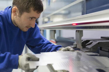 Arbeiter beim Laserschneiden in einem Stahlwerk - CAIF12588