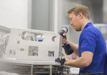 Arbeiter mit Bohrmaschine im Stahlwerk - CAIF12592