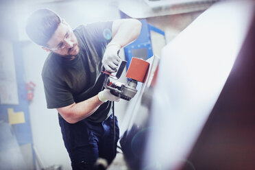 Arbeiter beim Schleifen von Stahl in einer Stahlfabrik - CAIF12603