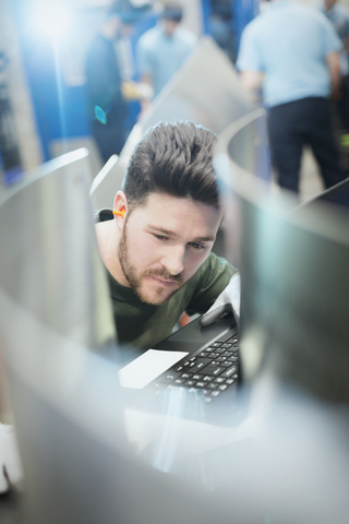 Arbeiter an der Computertastatur in einem Stahlwerk, lizenzfreies Stockfoto