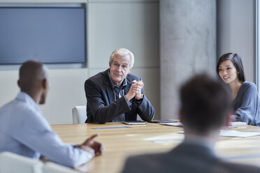 Geschäftsleute treffen sich im Konferenzraum - CAIF12641