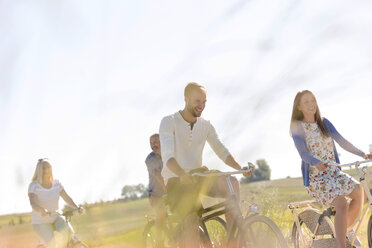 Familie Fahrradfahren in sonnigen ländlichen Feld - CAIF12711