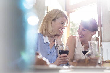 Lächelnde Frauen trinken Wein - CAIF12736