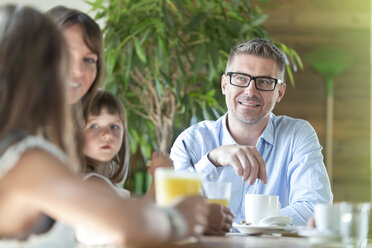 Family talking at table - CAIF12749