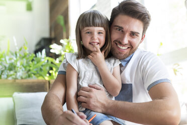 Portrait lächelnder Vater und Tochter - CAIF12754