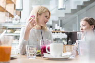 Mutter und Tochter beim Essen im Cafe - CAIF12761