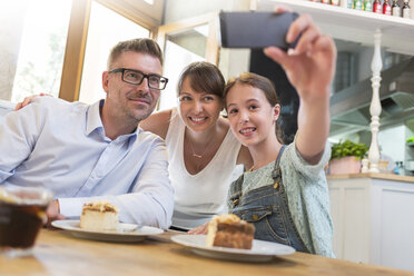 Familie mit Dessert, die ein Selfie am Kaffeetisch macht - CAIF12778