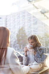 Frauen trinken Tee in einem Straßencafé - CAIF12797