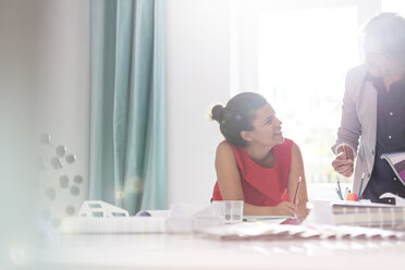 Innenarchitekten beim Brainstorming mit Mustern im Büro - CAIF12813