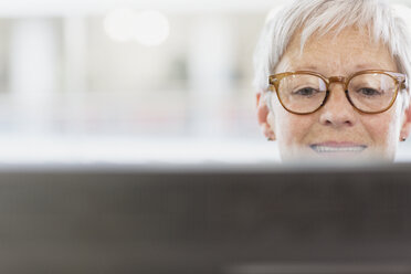 Ältere Geschäftsfrau mit Brille am Computer - CAIF12851
