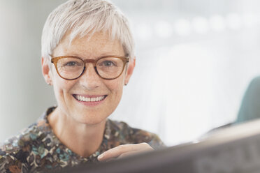 Porträt einer lächelnden älteren Geschäftsfrau mit Brille - CAIF12856