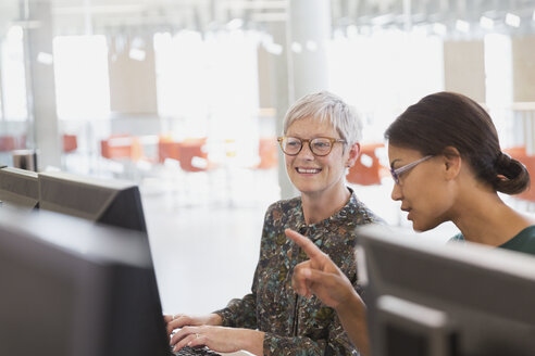 Frauen arbeiten an Computern in einem Klassenzimmer der Erwachsenenbildung - CAIF12857