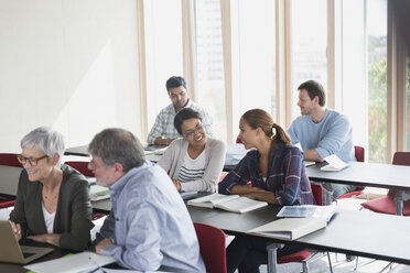 Studenten der Erwachsenenbildung arbeiten paarweise im Klassenzimmer - CAIF12861