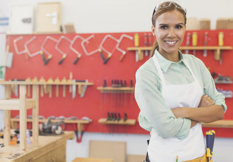 Porträt selbstbewusster Schreiner in der Werkstatt, lizenzfreies Stockfoto