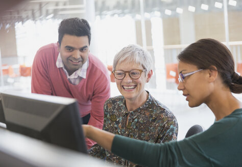 Geschäftsleute arbeiten am Computer im Büro - CAIF12875